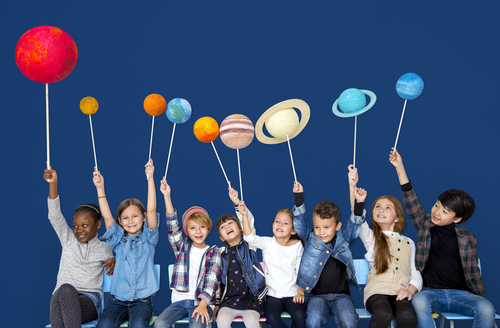 Des enfants jouant avec des ballons