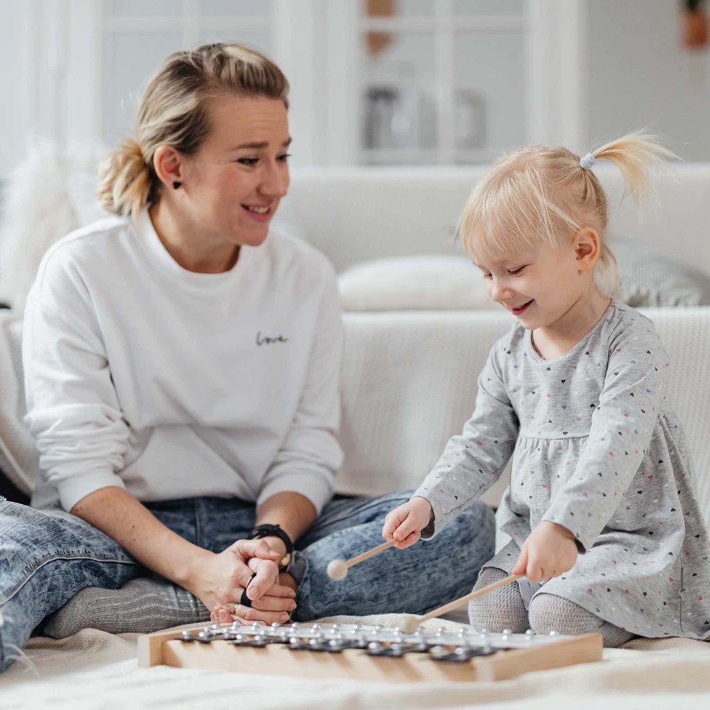 Une nounou joue avec une enfant